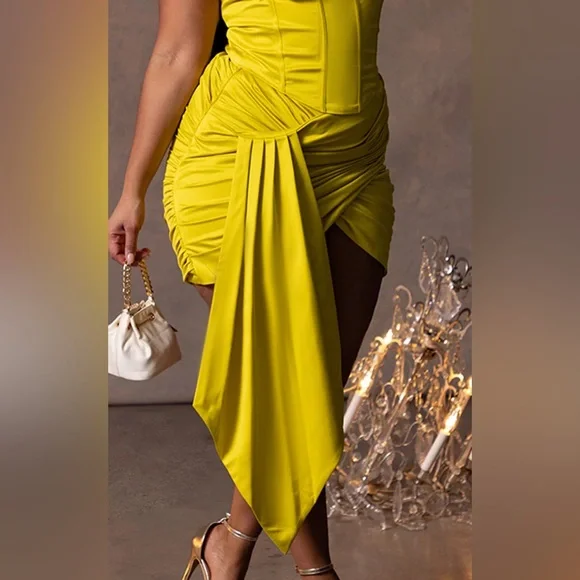 Pretty little thing PLUS CHARTREUSE CONSTRUCTED SATIN RUCHED DRAPE BODYCON SKIRT - Picture 4 of 6